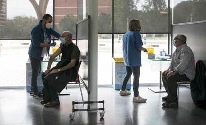 Health workers administer the Pfizer vaccine to the 70-79 population in Barcelona.