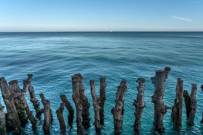 3.000 pilotes de madera amortiguan la fuerza de las olas que golpean la primera línea de casas desde que fueron colocados en la playa a finales de siglo XVII.