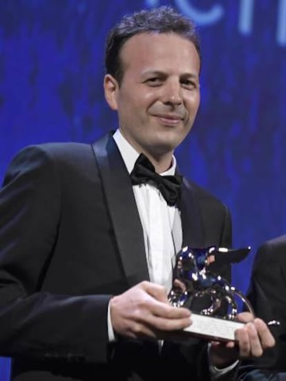 Amat Escalante al recibir el León de plata en el festival de Venecia