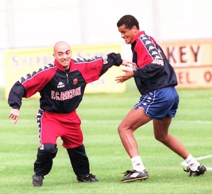 De la Peña juega con Rivaldo en un entrenamiento en 1997.