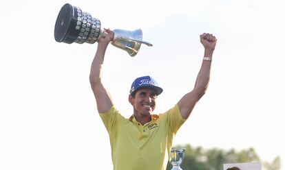 Rafa Cabrera, con el trofeo.