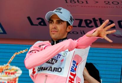 Alberto contador se enfunda la 'maglia' rosa.