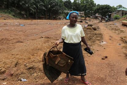 Una mujer sostiene el chaleco antimetralla de un soldado que, según ella, murió mientras rescataba a gente en el corrimiento de tierras que ha asolado los alrededores de Freetown, la capital de Sierra Leona. 
