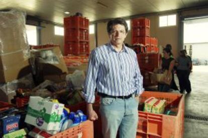 Francisco Jódar, en la nave donde se acumulaba la ayuda para los afectados en mayo de 2011.