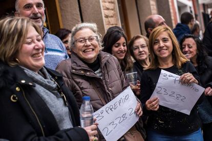 Fina Aliaga celebra su segundo sorteo del Niño premiado junto a sus vecinas de la calle Cruz de Piedra de la localidad murciana de Yecla, donde ha caído de forma íntegra el Tercer Premio de la Lotería del Niño, 23282.