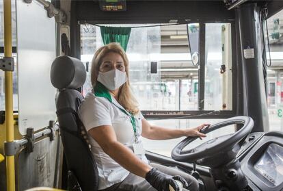 Maria do Soccorro, 53 anos, motorista de ônibus. "Sou motorista há 18 anos. Aconteceu que meu marido estava com problemas financeiros naquela época e fiquei sabendo que estavam precisando de motorista. Vim, fiz o teste e me contrataram. Acordo todo dia entre 4 e 5 da manhã e fico no trânsito por 6 horas. Percebo que com o corona as pessoas estão mais solidárias, vejo sempre alguém dando uma máscara para quem não tem e compartilhando álcool em gel. Tenho muito orgulho de ser motorista."