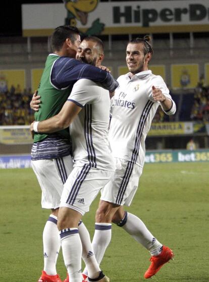 Los jugadores del Real Madrid, el francés Karim Benzemá (c) y el galés Gareth Bale (d) y el colombiano James Rodriguez, celebran el segundo gol del equipo blanco.