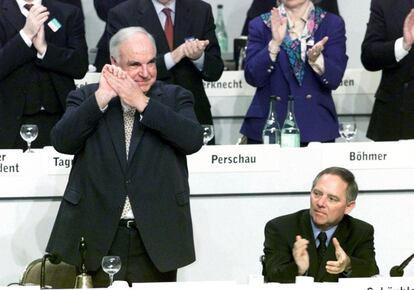 El ex presidente del Partido Democristiano Alemán (CDU) y ex canciller Helmut Kohl (i) saluda junto a su sucesor, Wolfgang Schaeuble, durante una reunión del partido en Bonn (Alemania), el 7 de noviembre de 1998. 
