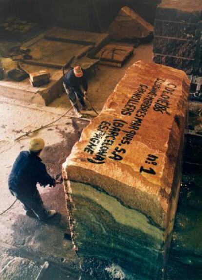 Bloque de ónice antes de ser cortado para instalarse en el pabellón, durante los trabajos de 1986.