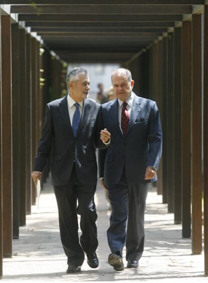 José Antonio Griñán y Manuel Chaves, ayer, en la Casa Rosa.