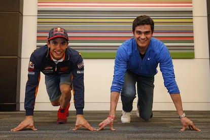 M&aacute;rquez y Hortelano, en posici&oacute;n de salida, en unas oficinas del circuito de Austin. 