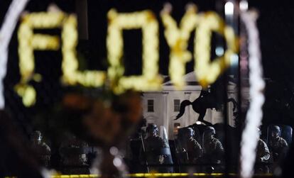 La policía que custodia la Casa Blanca, este miércoles en Washington. 