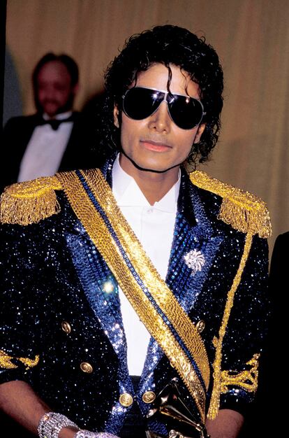 Michael Jackson reinventó la chaqueta militar cubriéndola de  lentejuelas. Este look fue uno de los más comentados de la gala de 1984.