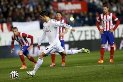 Cristiano marca el primer penalti de la noche.