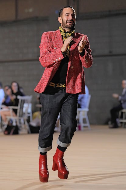 Marc Jacobs saludando la final de su último desfile con sus ya famosas botas con tacón.