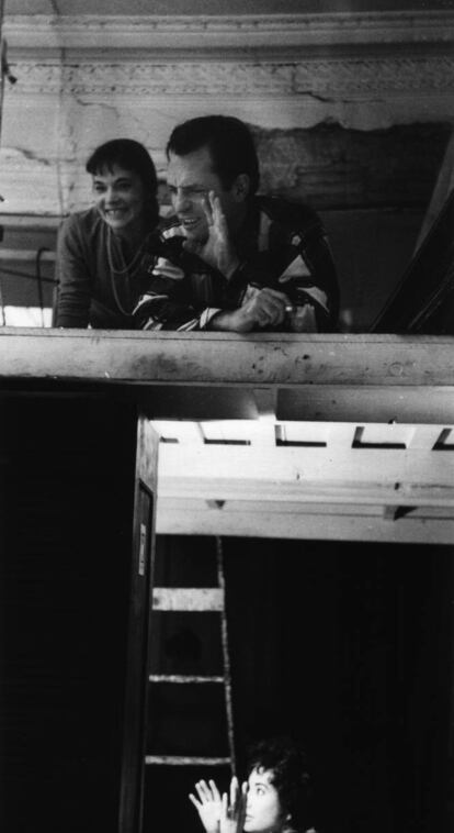 Jack Kerouac y Dody Muller en un loft, debajo Denise Parker , 1959