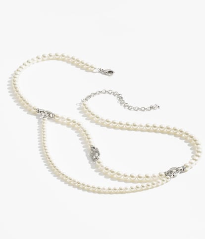 Una auténtica joya es este cinturón de Chanel, marca de referencia en los cinturones de cadenas y 'charms'. Está confeccionado con perlas de agua dulce e incorpora el emblemático logo de la doble “C” forrado de 'strass'. (2.060 €)