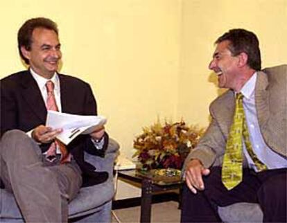 José Luis Rodríguez Zapatero, ayer, con el presidente del Consejo Comarcal de El Bierzo, Jesús Esteban.