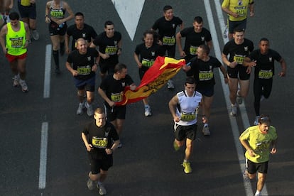 A veces es más divertido correr en equipo, sobre todo en tramos de desgaste psicológico extremo como la Casa de Campo, donde no hay público que apoye a los corredores. Como un equipo han corrido los participantes que aparecen en la imagen, de la Brigada de Paracaidistas.