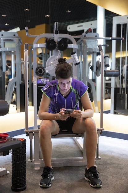 Si el partido es por la tarde, Carolina Marín aprovecha las mañanas para hacer una hora de entrenamiento en el gimnasio del hotel.