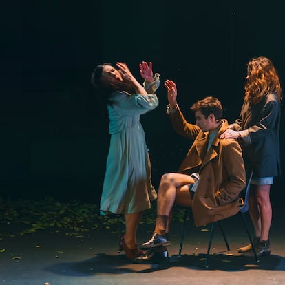 Carmen Angulo, Juan Paños y Leticia Etala en una escena de la obra 'Electra', Teatro de la Abadía. Fotografía: LUZ SORIA