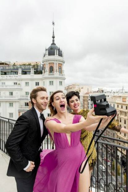 Pablo Rivero viste esmoquin, fajín y camisa de Pedro del Hierro; Loreto con vestido de Mango; Abril Zamora luce vestido de Elisabetta Franchi y pendientes de Thomas Sabo.