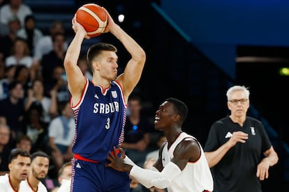 El serbio Filip Petrusey defendido por Dennis Schroder, de Alemania, durante el partido de baloncesto masculino por la medalla de bronce.