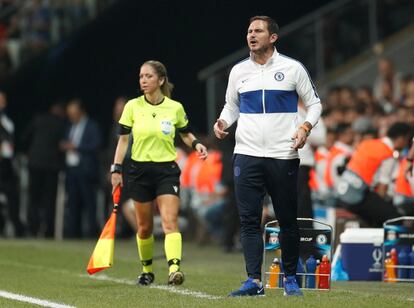 El entrenador del Chelsea Frank Lampard da instrucciones a sus jugadores al comienzo del encuentro.