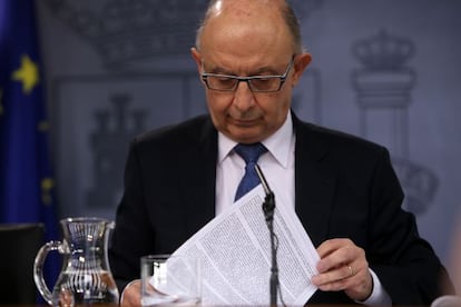 El ministro de Hacienda, Crist&oacute;bal Montoro, tras el Consejo de Ministros