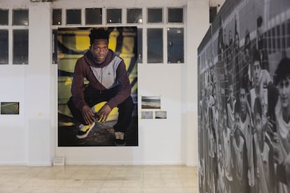 Retrato de Moha Bangoura, y detrás, las fotos tomadas por él, en la exposición 'Goals for Change'. 