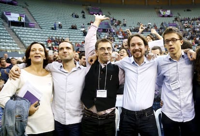 Carolina Bescansa, Luis Alegre, Juan Carlos Monedero, Pablo Iglesias e Íñigo Errejón, en la asamblea de Podemos, en el Palacio de Vistalegre (Madrid), en 2014.