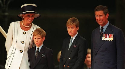 Diana de Gales y el principe Carlos, con sus hijos Guillermo y Enrique, en Londres a principios de los noventa.