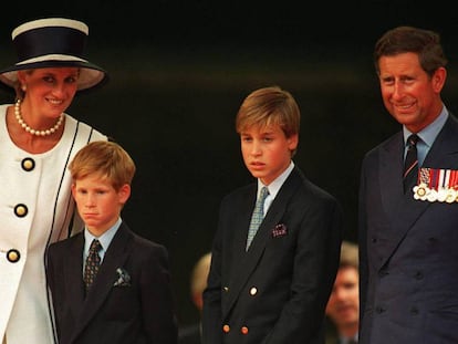 Diana de Gales y el principe Carlos, con sus hijos Guillermo y Enrique, en Londres a principios de los noventa.