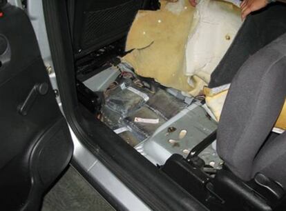 Agentes de la Guardia Civil muestran la cocaina incautada en el falso fondo de un coche
