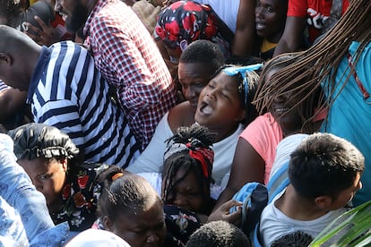 Grupos de migrantes rompen el cerco de seguridad para exigir papeles migratorios, en Tapachula, Chiapas