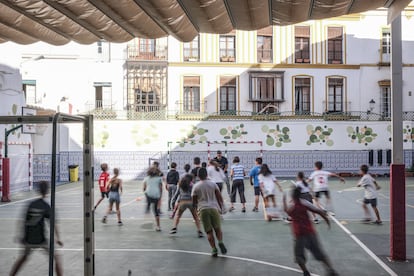 Alumnos de un colegio de Sevilla jugando durante el recreo.