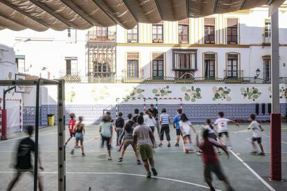 Alumnos de un colegio de Sevilla jugando durante el recreo.