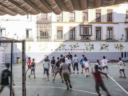 Alumnos de un colegio de Sevilla jugando durante el recreo.