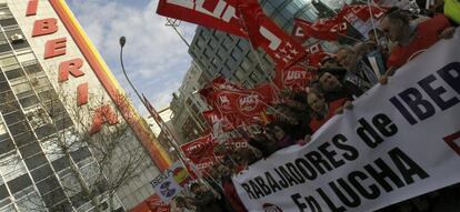 Huelguistas en el conflicto entre Iberia y sus trabajadores.