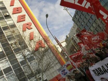 Huelguistas en el conflicto entre Iberia y sus trabajadores.