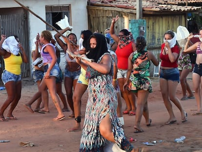 Mulheres e familiares dos detentos participam de um ato em frente ao presídio de Alcaçuz no último dia 18. Elas protestavam contra a transferência de mais de 200 internos do Sindicato do Crime do RN para outros presídios da região.