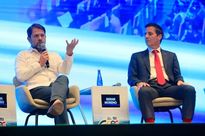 Los senadores estadounidenses Rubén Gallego (izquierda) y Bernie Moreno en el décimo Congreso Empresarial Colombiano este jueves, en Cartagena de Indias. 