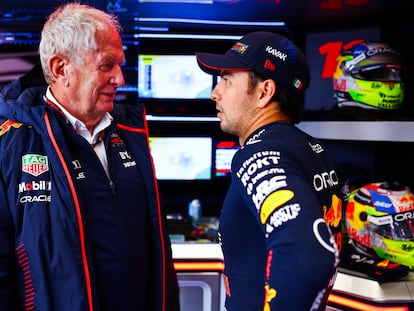 Checo Pérez conversa con Helmut Marko, asesor de Red Bull, durante el Gran Premio de Países Bajos, en agosto.