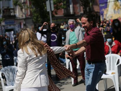 Yolanda Díaz y Pablo Iglesias se saludan durante el mitin celebrado este domingo en Lavapiés (Madrid).