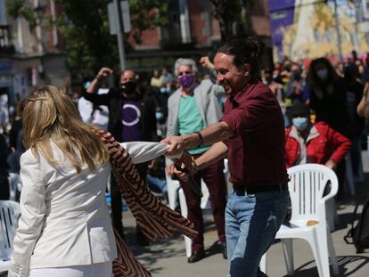 Yolanda Díaz y Pablo Iglesias se saludan durante el mitin celebrado este domingo en Lavapiés (Madrid).