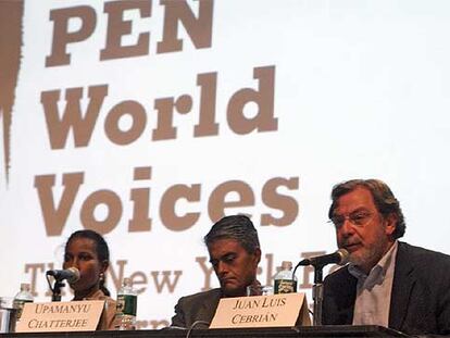 Los escritores Juan Luis Cebrián, a la derecha, Upamanyu Chatterjee y Ayaan Hirsi Ali.