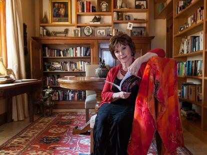 Isabel Allende, rodeada de libros e imágenes familiares.