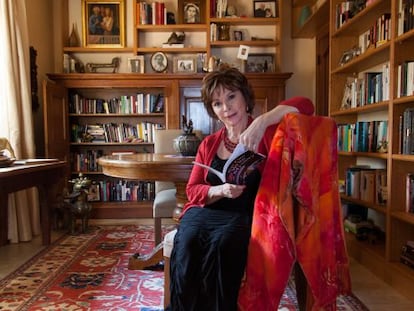 Isabel Allende, rodeada de libros e imágenes familiares.