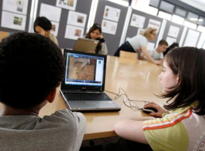 Alumnos del instituto Beatriz Galindo trabajan en clase con ordenadores.
