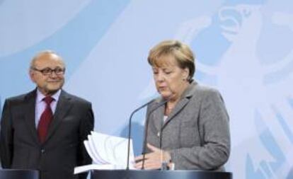 La canciller alemana, Angela Merkel (d), observa el informe anual del Consejo Asesor de Economistas del Gobierno Alemán, los llamados "cinco sabios", junto al presidente del grupo, Wolfgang Franz (i), en Berlín, Alemania. EFE/Archivo